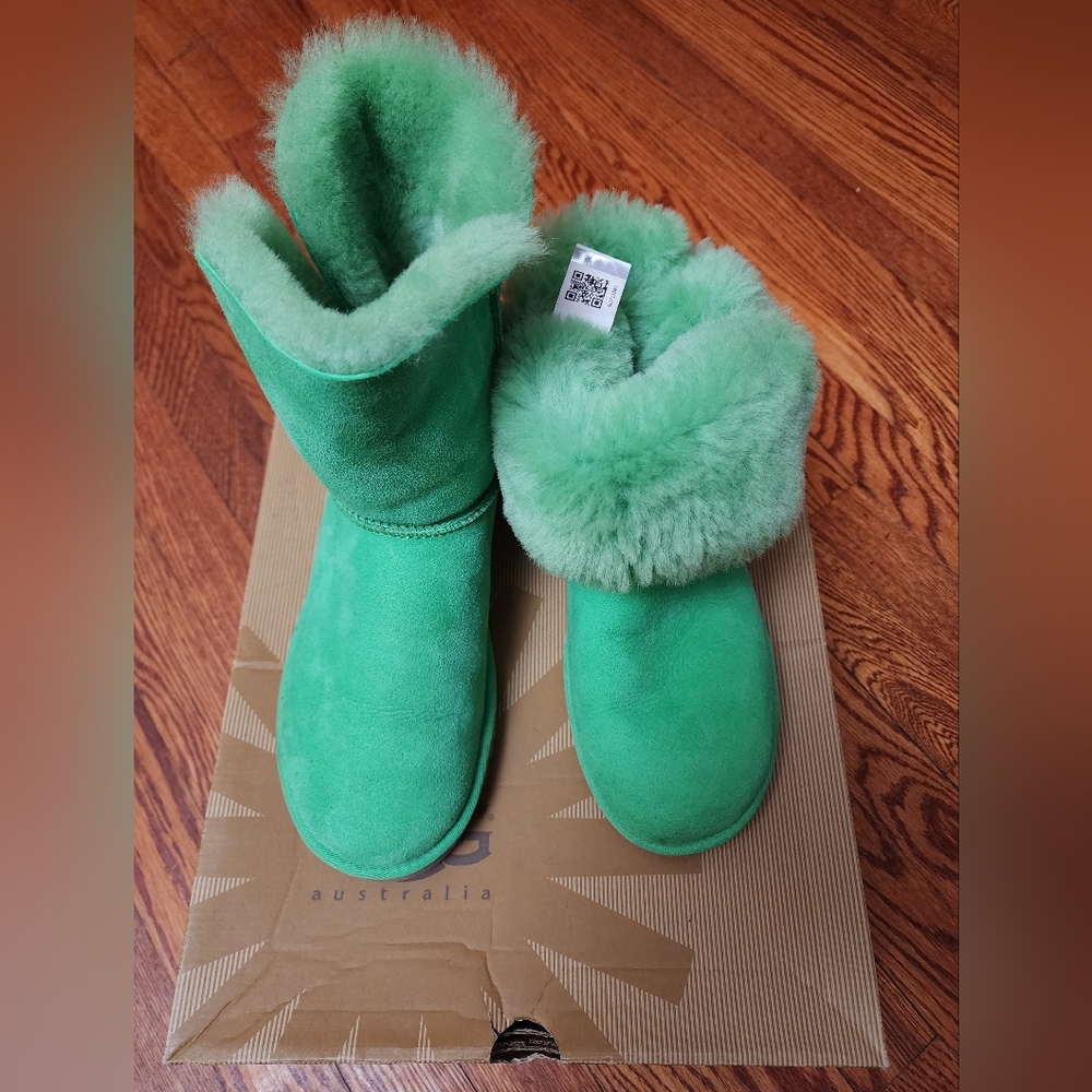 UGG Bailey Button Size 8